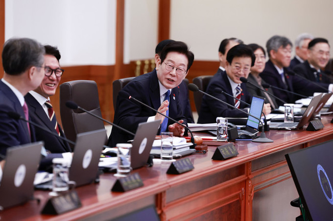 이 대통령, 청와대 첫 국무회의 &q...