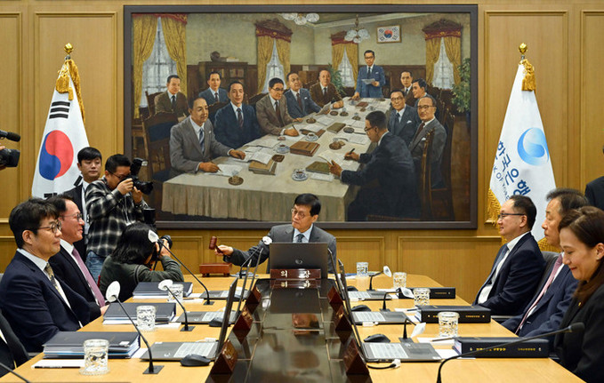 고환율에 치솟은 물가·집값 여전… 한...