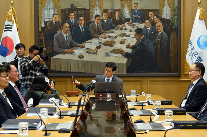 1500원 넘보는 환율에 고물가 발목...