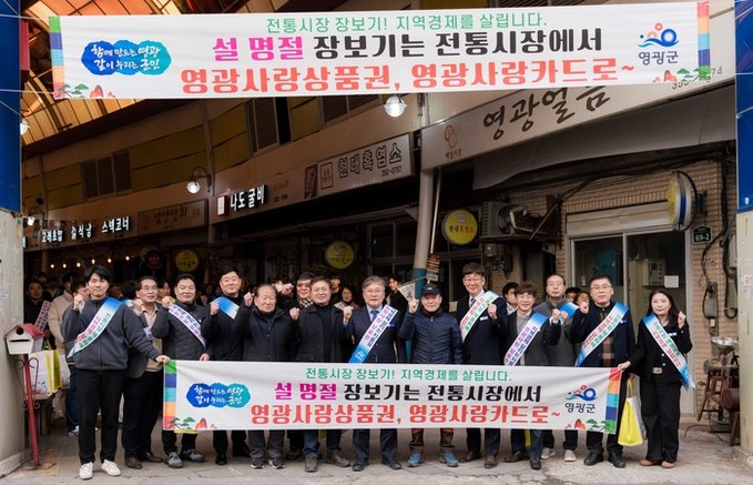 장바구니가 풍성해지고 활짝 웃으며 귀...