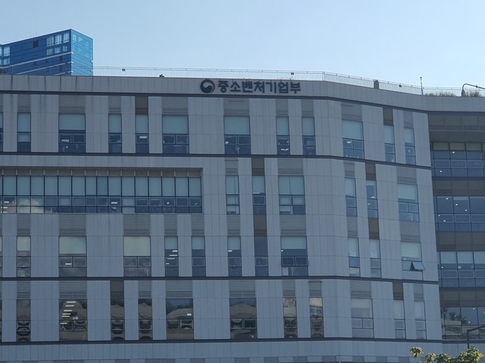 중소벤처기업부, 제3자 부당개입 문제...