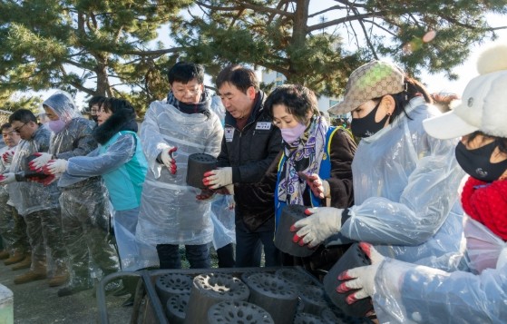 부산진구, 연탄·생필품 나눔으로 새해...