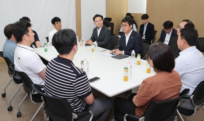 문체부 장관, 핸드볼경기장 입주 종목...
