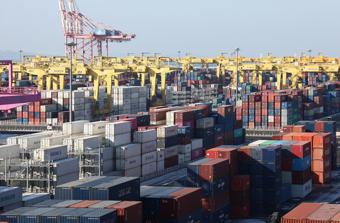 반도체 호황에 2월 수출 44.4% 증가… 역대 최대 214억 달러 기록