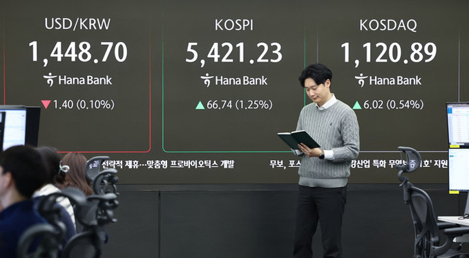 '반도체 훈풍' 코스피, 5400선도 뚫었다… 삼전·SK하이닉스 '활짝'