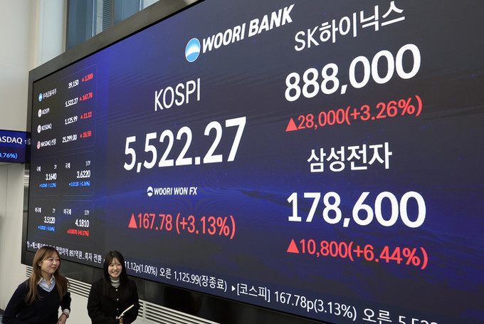 반도체 훈풍에 삼성전자 사상 첫 '18만원' 터치… '90만닉스' 탈환