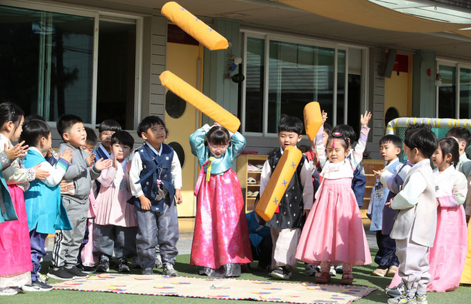 [내일 날씨] 설 연휴 첫날, 봄 기운 살랑… 뿌연 하늘, 미세먼지 '나쁨'