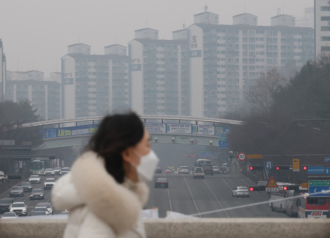 [내일 날씨] 한낮 16도 '큰 일교차'… 수도권 뿌연하늘, 미세먼지 '나쁨'
