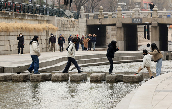[내일 날씨] 낮 최고 16도, 봄 기운 '성큼'… 수도권·강원 '건조'