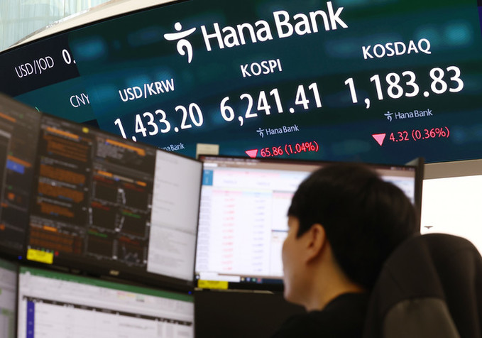 "너무 올랐나" 코스피, 7일 만에 1%대 하락… 'AI거품론' 증시 발목