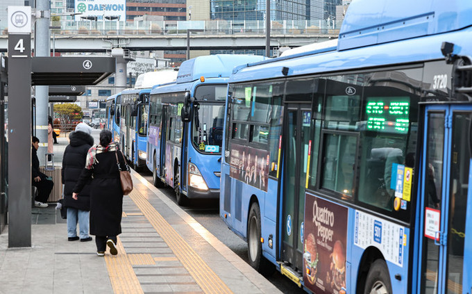 노인 버스 무임승차 제한되나… 이 대통령 "출퇴근 혼잡도 낮출 방안 찾아라"