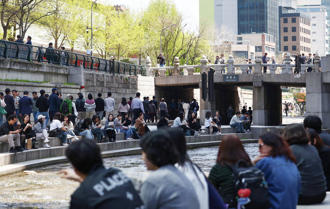 [내일 날씨] 때아닌 초여름 날씨에 땀 뻘뻘… 한낮 '최고 26도' 육박