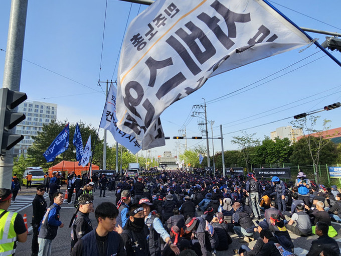 화물연대 사고 40대 운전자 '살인 혐의' 영장… 편의점 총파업 위기