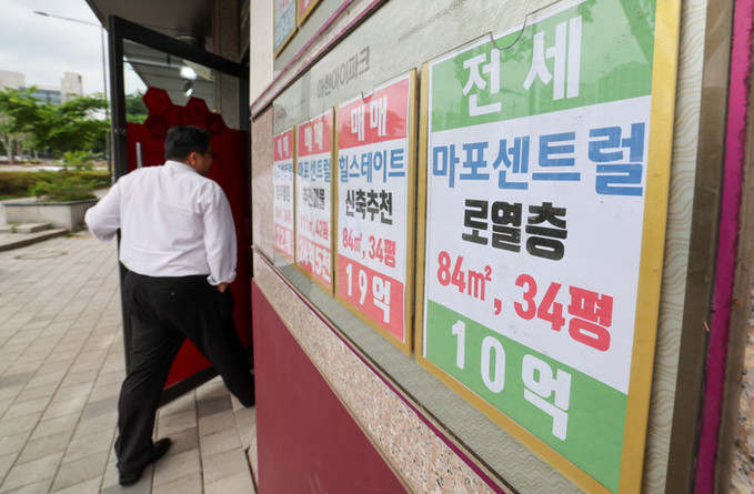 서울 아파트값 7개월 만에 하락… 전셋값은 역대 최고치