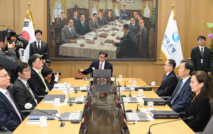 한국은행, 기준금리 동결 전망 무게… 신현송 첫 금통위 선택은