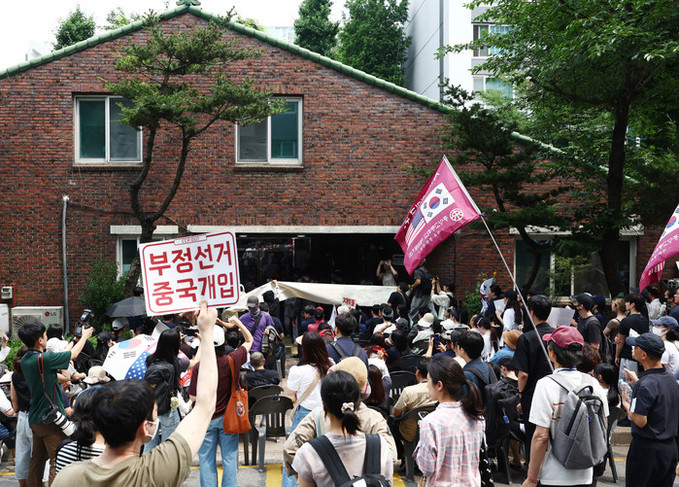 '용지 부족' 잠실7동 투표소 112 신고 135건… 선관위 대치 여전