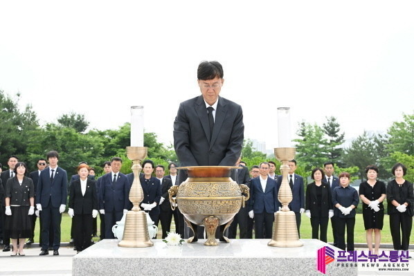 안산시 최초 연임 이민근 시장, 당선인들과 현충탑 참배로 첫 행보