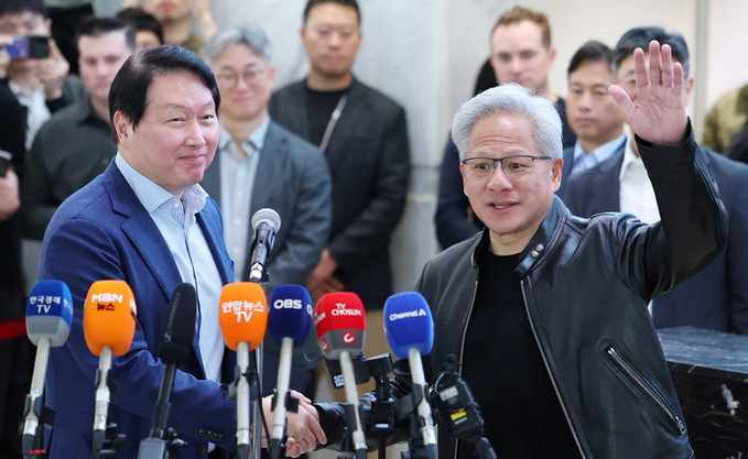 젠슨황, 삼전닉스 급락에도 여유 "지금은 할인 가격…SK와 협업"