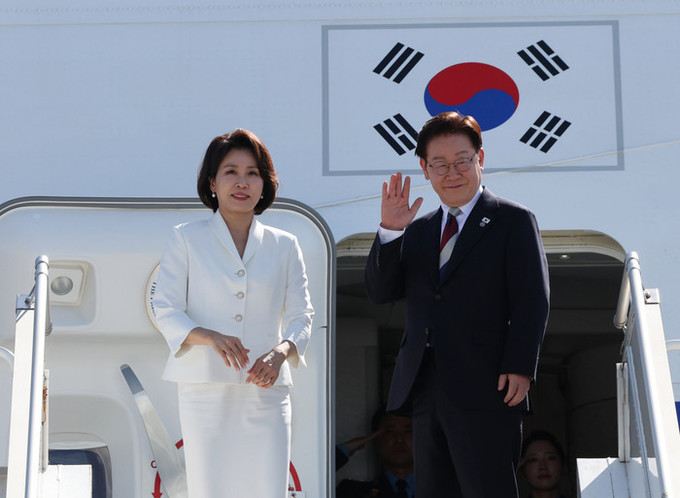 이대통령, 트럼프와 골프 약속… 직접 쓰던 서명용 펜 선물받아