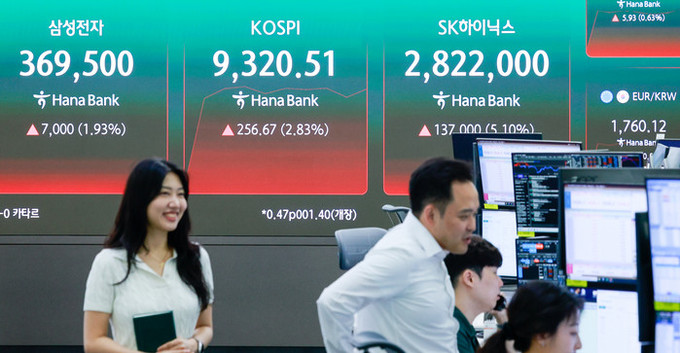 코스피, 장중 사상 첫 9300선 돌파… '1만피' 기대감 솔솔