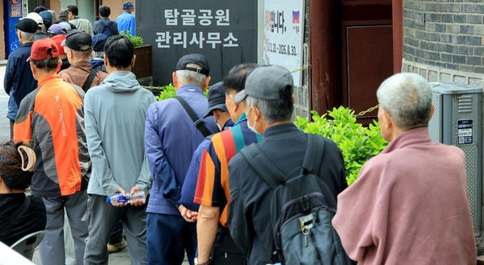 '덜 내고 덜 받는' 국민연금… 한국 노인빈곤 OECD 최악 수준