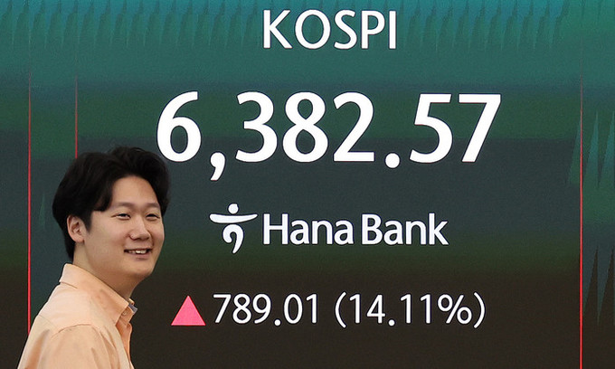 삼전·SK하닉 20% 폭등에 매수사이드카… 코스피 단숨에 6400선