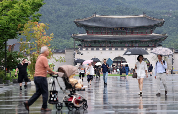 [내일 날씨] '37도' 푹푹 찌는 극한 무더위… 충청·호남 소나기