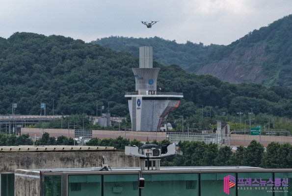 안양시, 안양천에 ‘AI 자율 비행 드론’ 투입…폭염 속 온열 질환 예방 계도
