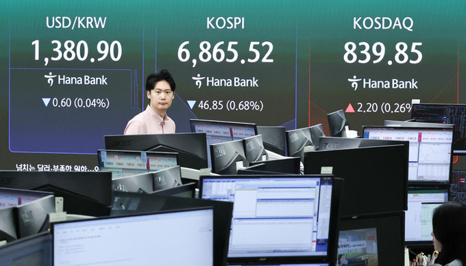 코스피 숨고르기, 1% 안팎 하락세… 반도체 대장주 약세