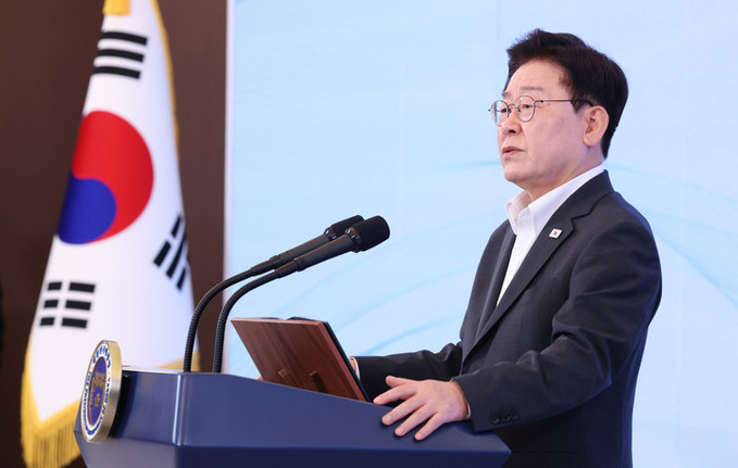 이 대통령 지지율 7주째 하락… "부동산·장미란 씨 사건 영향"
