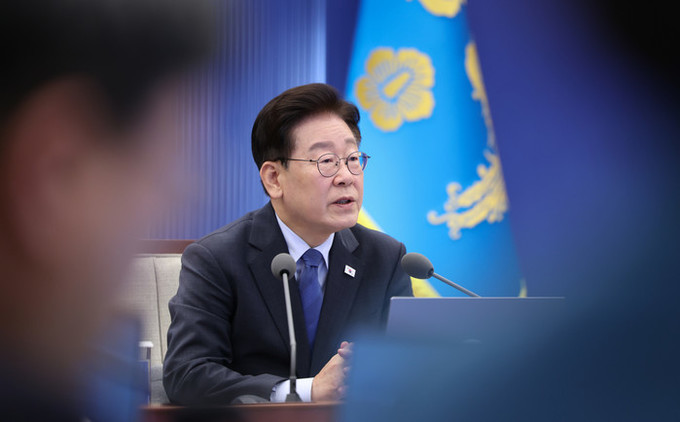 이 대통령 지지율 33.8% 또 최저… 국힘 42.1%, 민주 36.1% 앞질러