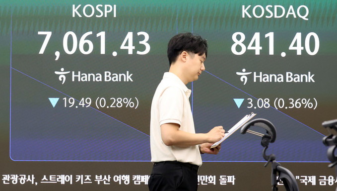 연휴 끝 첫날, 코스피 찬바람… 삼전닉스 4% 안팎 하락