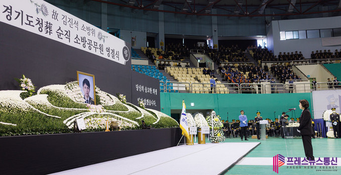 부천 화재 순직 고(故) 김진석 소방위 영결식 경기도청장으로 엄수 추미애 지사 “고인의 이름, 천근의 무게로 가슴 속 새길 것. 소방관 근무환경과 처우 개선에 온 힘 다하겠다”
